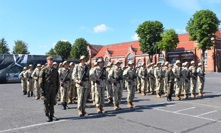 Malbork. Przysięga absolwentów klas wojskowych na zakończenie szkolenia w 71 Batalionie Lekkiej Piechoty