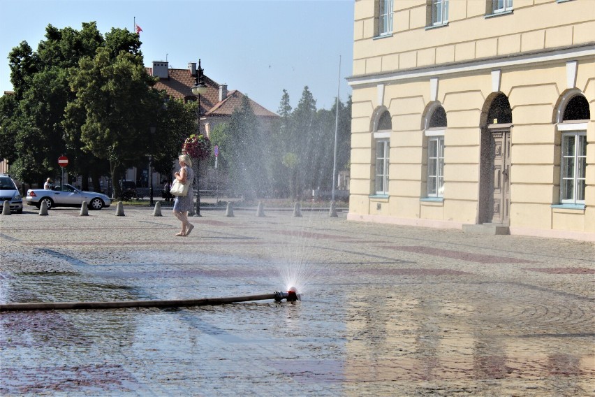 Uciążliwe upały. W Łęczycy ustawiano kurtynę wodną