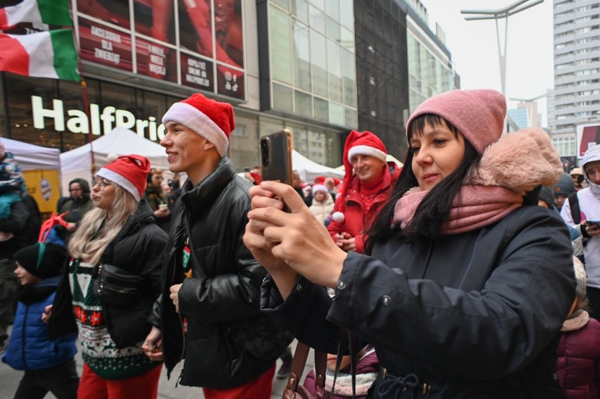 Centrum Warszawy opanowane przez paradę Świętych Mikołajów