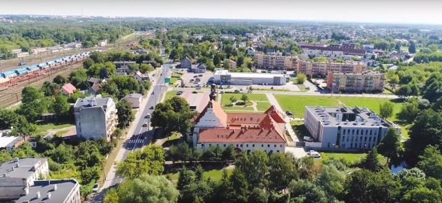 Toruń z drona prezentuję się naprawdę niesamowicie! Zobaczcie nasze nowe zdjęcia z lotu ptaka! Tym razem wzięliśmy na cel: Rudak, Czerniewice, Stawki, Podgórz! Widok wielu obiektów i miejsc, które znacie, widzianych z takiej wysokości może zaskoczyć! Zapraszamy w podniebną podróż po Toruniu! 

Ciekawe czy rozpoznacie lokalizację wszystkich obiektów, które prezentujemy na fotografiach z drona? >>>>>>>

Zobacz koniecznie: 
Toruń z drona: Jakubskie Przedmieście i Mokre

Toruń z drona: starówka i Bydgoskie Przedmieście