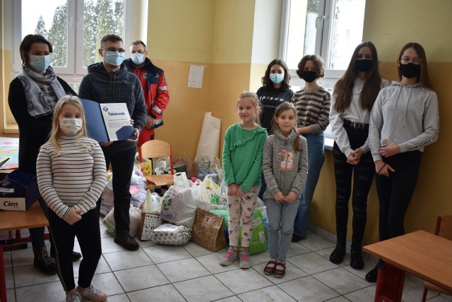 Pomoc dla szpitala w Przemyślu napłynęła od wielu firm, instytucji i osób. Nz. wsparcie od SP w Buszkowicach koło Przemyśla.