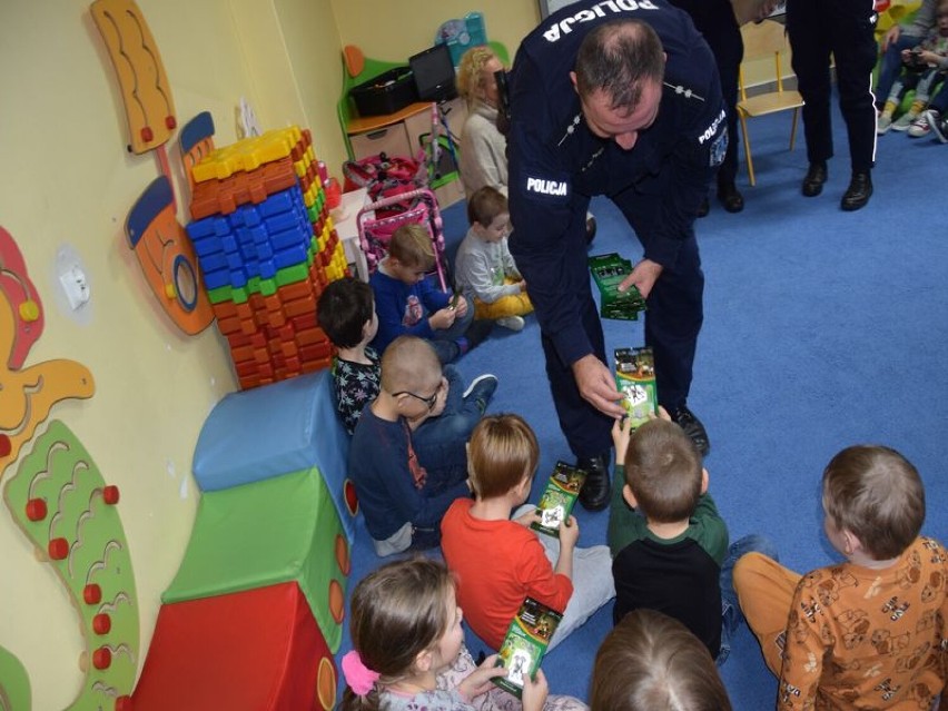 Spotkanie policjantów z przedszkolakami w Pucku w ramach kampanii „Oklaski Za Odblaski”. Bezpieczne dzieci na drodze”