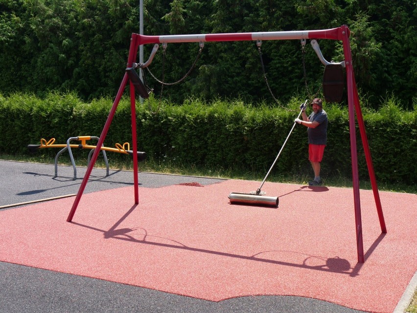 Wakacyjne remonty boisk szkolnych i placów zabaw w Stalowej Woli. Zobacz zdjęcia