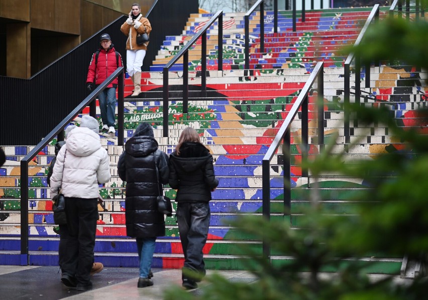 Te schody przyciągają uwagę mieszkańców Warszawy.