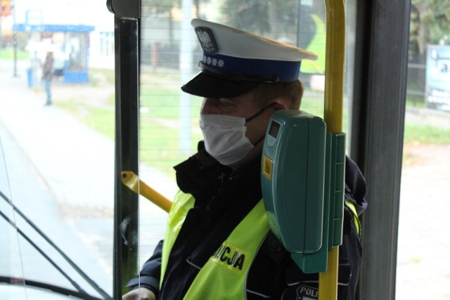 Policjanci z Włocławka kontrolują, czy mieszkańcy wywiązują się z obowiązku zakrywania ust i nosa. Wypisują m.in. mandaty. Jeśli ktoś odmawia jego przyjęcia, sprawa kierowana jest do sądu