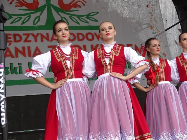 Barwne, rozśpiewane i roztańczone zespoły folklorystyczne wystąpiły na scenie, ulicach i w chełmińskiej farze