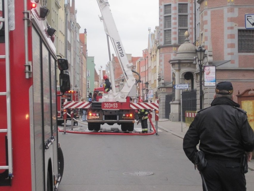 Gdańsk: Pożar poddasza Wielkiej Zbrojowni, budynku należącego do Akademii Sztuk Pięknych [ZDJĘCIA]