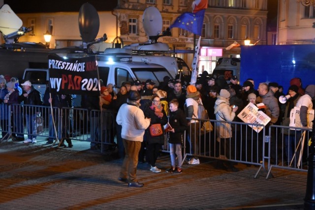 W uroczystościach 100. rocznicy Zaślubin Polski z Morzem w Wejherowie uczestniczył Andrzej Duda. Grupa os&oacute;b na spotkanie z prezydentem przyniosła transparenty