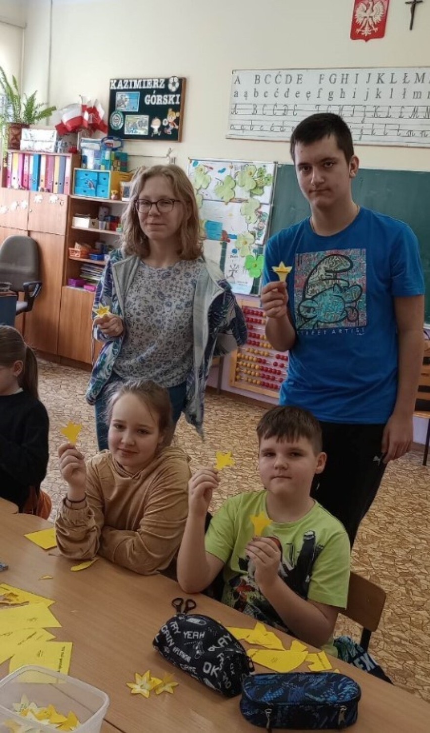 Dwoje uczniów z Wierzbicy z zapałem przygotowuje się do udziału w projekcie  XXIX sesji Sejmu Dzieci i Młodzieży