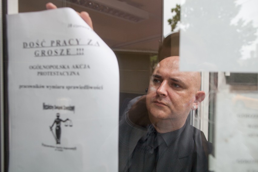 Pracownicy Sądu Okręgowego w Łodzi ubrani na czarno. Protest i walka o podwyżki [ZDJĘCIA]