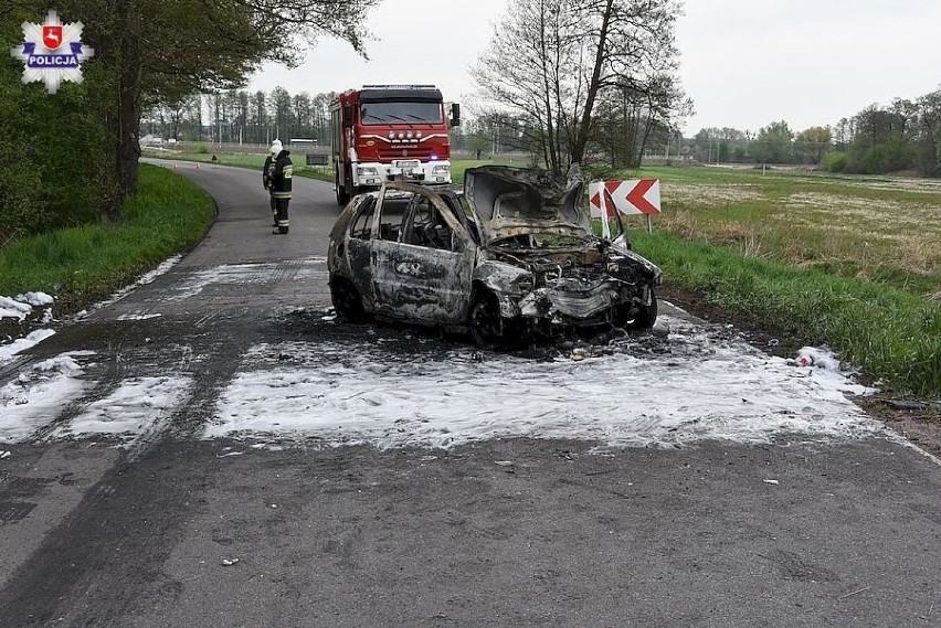 Wypadek we wsi Stara Rokitnia. Jedno z aut stanęło w płomieniach. Trzy osoby trafiły do szpitala