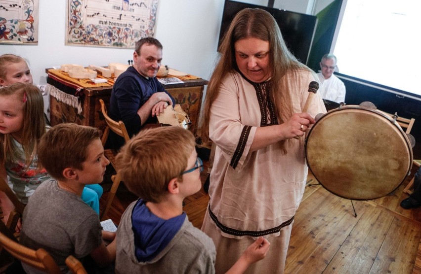 Obowiązują bilety wstępu, dochód przeznaczony na konserwację...