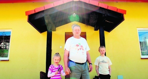 Adam Janczyk z wnuczkami Darią i Patrykiem spędzają popołudnia na dbaniu o ogródek i otoczenie swojego nowego domu