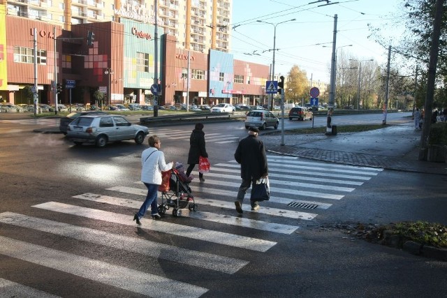 -&nbsp;Do najniebezpieczniejszych miejsc w Gdyni należy obszar ul. Morskiej, Alei Zwycięstwa, ul. Chylońskiej i Wielkopolskiej - wymienia kom. Michał Rusak z gdyńskiej Komendy Miejskiej Policji. Jak informuje funkcjonariusz, w ciągu ostatniego roku, tylko na ul. Morskiej doszło do 191 wydarzeń. - Na przejściu dla pieszych przy tej ulicy w tym roku zginęły dwie osoby - mówi policjant - i jak dodaje - do wypadków doszło, bo potrąceni przechodzili przez jezdnię na czerwonym świetle.

Najtragiczniejsze wypadki na pomorskich drogach w 2012 roku [ZDJĘCIA]