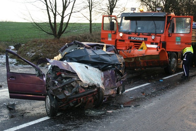 Wypadek w Polskim Konopacie na DW 240. Na skutek zderzenia samochodu osobowego z ciężarowym trzy osoby poniosły śmierć na miejscu, a jedna w stanie ciężkim została odwieziona do szpitala.