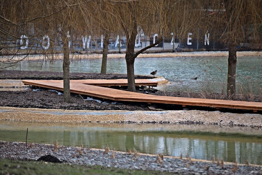 Kraków. Nowe atrakcje w Parku Lotników Polskich: piękny staw i plaża [ZDJĘCIA]