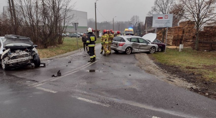 Zderzenie trzech pojazdów w Rychłowicach pod Wieluniem. 8-letnie dziecko trafiło do szpitala