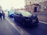 Wypadek na Warszawskiej. Seat zderzył się z oplem. Jedna osoba ranna [ZDJĘCIA]