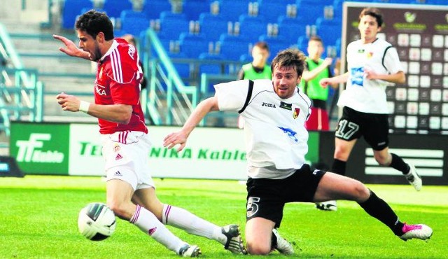 Dla Andrzeja Iwana Cwetan Genkow (w czerwonej koszulce) jest ciągle największą zagadką spośród piłkarzy sprowadzonych zimą do Wisły Kraków