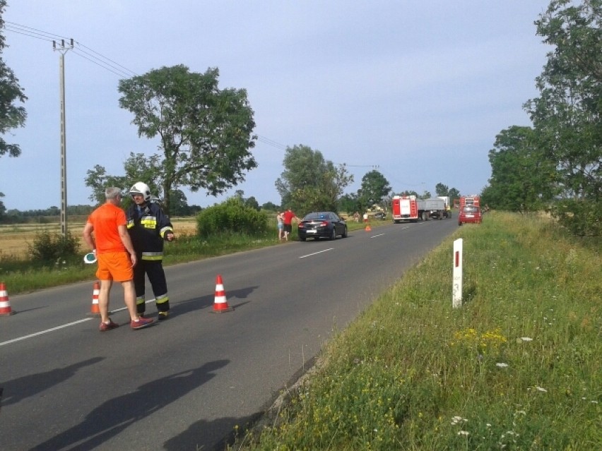 Wypadek na drodze między Przejazdowem a Sobieszewem. Auto rozcięło ciągnik na pół [ZDJĘCIA]