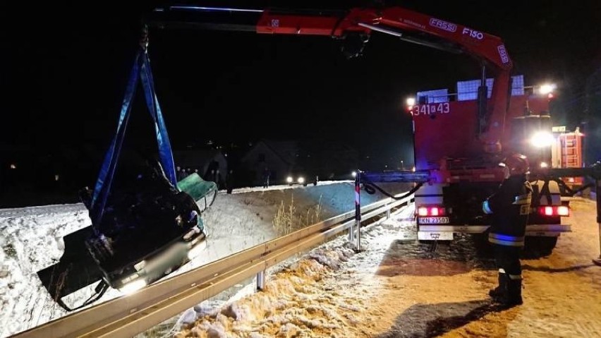 Niskowa. Samochód osobowy wypadł z drogi i dachował w rowie [ZDJĘCIA]