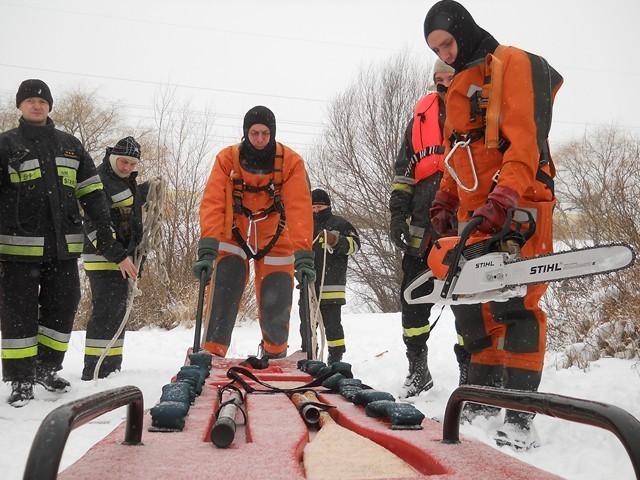 Ćwiczenia strażaków na zamarzniętym jeziorze [ZDJĘCIA]