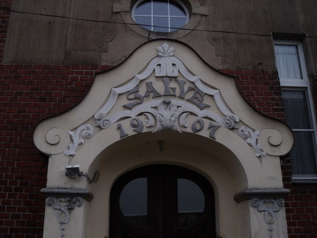 Ozdobne wejście pewnego budynku w Opolu
