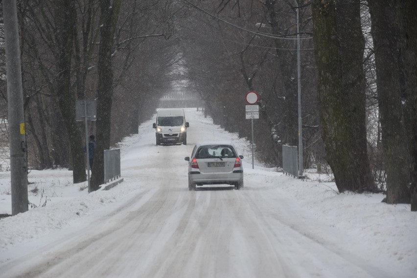 Na wielu drogach w Tarnowie jest biało lub jazdę utrudnia...