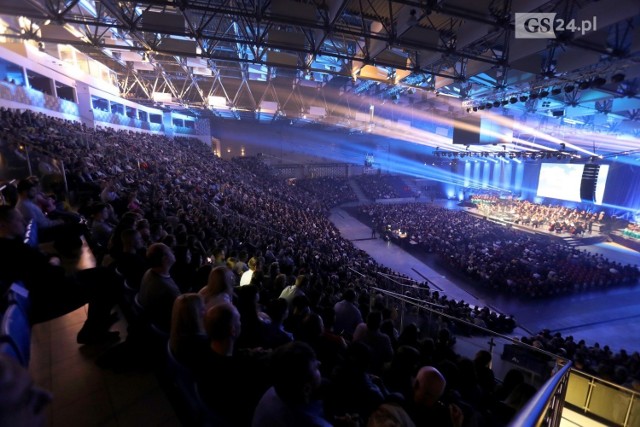 Koncert poświęcony twórczości wielkiego Hansa Zimmera, jednego z najbardziej rozpoznawalnych twórców muzyki filmowej ostatnich lat, mogliśmy usłyszeć w sobotę, 17 listopada w Netto Arenie. 

Utowry kompozytora wykonała Polska Orkiestra Radiowa oraz Chór Akademicki Politechniki Warszawskiej pod dyrekcją Macieja Sztora.

Zaprezentowane zostały oryginalne suity orkiestrowe z takich kinowych hitów jak: „Gladiator”, „Incepcja”, „Trylogia Batman”, „Król lew” czy „Piraci z Karaibów” i „Interstellar”.


ZOBACZ WIDEO: Film "Mydło" powstaje w Szczecinie. Nasze miasto "zachwyca położeniem, architekturą i krajobrazami" [ZDJĘCIA, WIDEO]
