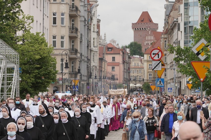 Tegoroczna centralna procesja w Poznaniu przyciągnęła setki...