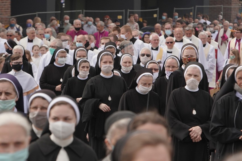 Tegoroczna centralna procesja w Poznaniu przyciągnęła setki...