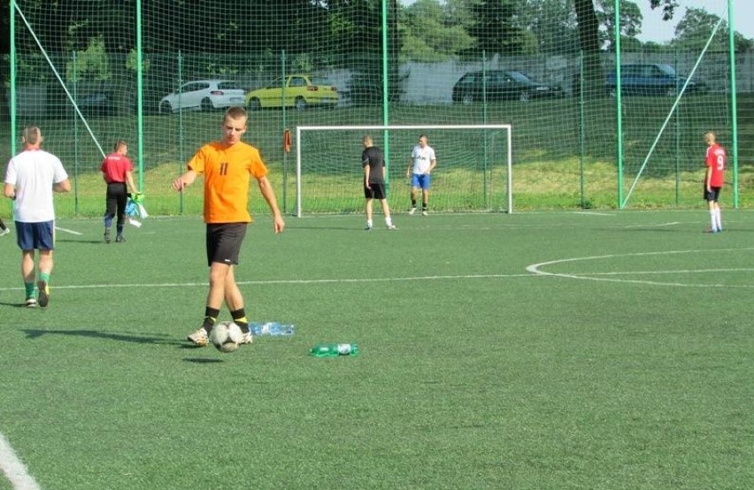 Nocny Turniej Piłki Nożnej o puchar Burmistrza Głuszycy Romana Głoda wygrała drużyna Piasta 