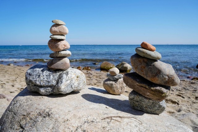 Gdynia. Na plaży w Orłowie pojawiło się kilkadziesiąt kamiennych kopczyków