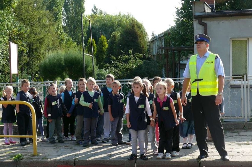Policjanci uczą najmłodszych zasad ruchu drogowego [FOTO]