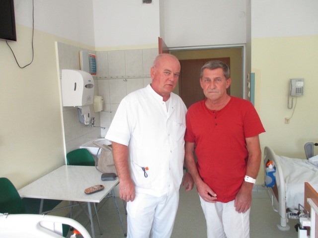 Neurolog Sławomir Romanowicz (z lewej), ordynator oddziału udarowego z wyleczonym po ostrym udarze Robertem Kobyłeckim.