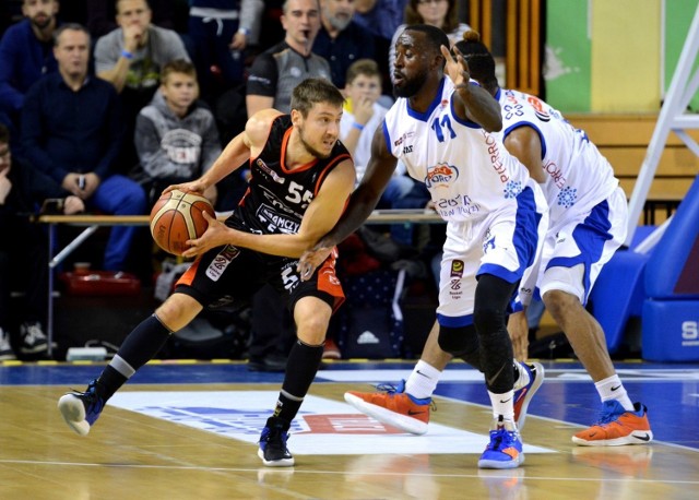 W 6. kolejce Energa Basket Ligi Enea Astoria Bydgoszcz przegrała na wyjeździe z Hydro Truck Radom 80:85 (17:19, 25:19, 17:27, 21:20). O porażce bydgoskiego zespołu zdecydował fragment w trzeciej kwarcie. w 25. minucie podopieczni Artura Gronka wygrywali 55:48. Jednak kolejny fragment tej części gry przegrali 4:17. Nie udało się im odrobić strat i ponownie wyjść na prowadzenie, pomimo wielkich starań. To była czwarta porażka bydgoszczan w sezonie.
Punkty dla Astorii zdobyli: Michał Nowakowski 20, Kyle Clayburn 14, Mateusz Zębski 10, Adam Kemp 9 A.J. Walton 6 oraz Łukasz Frąckiewicz 7, Michał Aleksandrowicz 6, Marcin Nowakowski 3, Michał Krasuski 3, Dorian Szyttenholm 2.
W kolejnym meczu bydgoszczanie w następną sobotę podejmą MKS Dąbrowa Górnicza.

Na kolejnych stronach zdjęcia kibiców (w tym Astorii, którzy byli w Radomiu) oraz fotki z meczu.