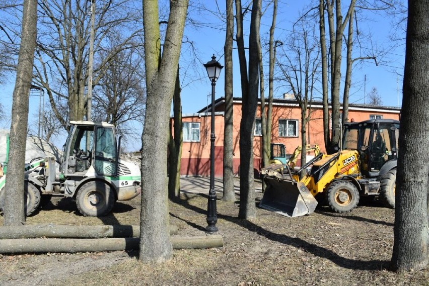 Trwa remont zabytkowego parku w Gorzędowie w gm. Kamieńsk [ZDJĘCIA]