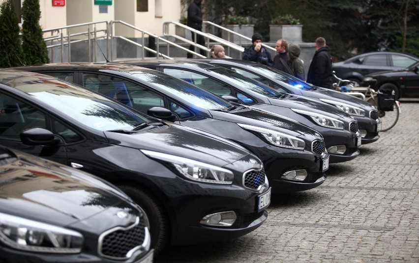 Policja w Łodzi otrzymała we wtorek nowe radiowozy KIA Ceed