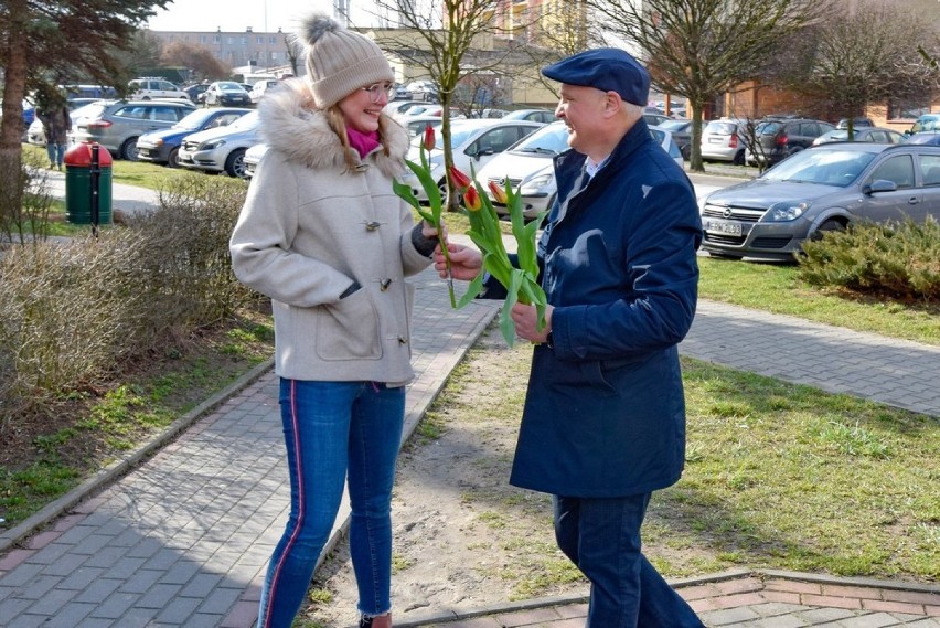 Samorządowcy wręczali Rawiankom kwiaty z okazji Dnia Kobiet....