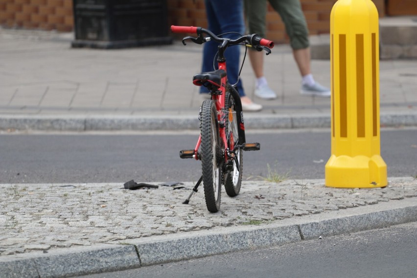 Wypadek na ulicy Jaworzyńskiej w Legnicy, rowerzysta potrącony na pasach