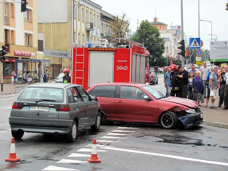 Kalisz: Wypadek na skrzyżowaniu ulic Górnośląskiej i Polnej. Dwie osoby w szpitalu. FILM i ZDJĘCIA