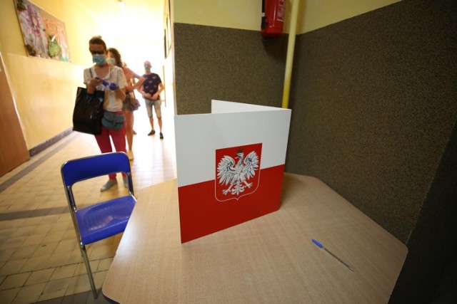 Jeden z polskich lokali wyborczych. W większości krajów na potrzeby lokalu wyborczego adaptuje się pomieszczenia instytucji publicznych – szkół, bibliotek itp.