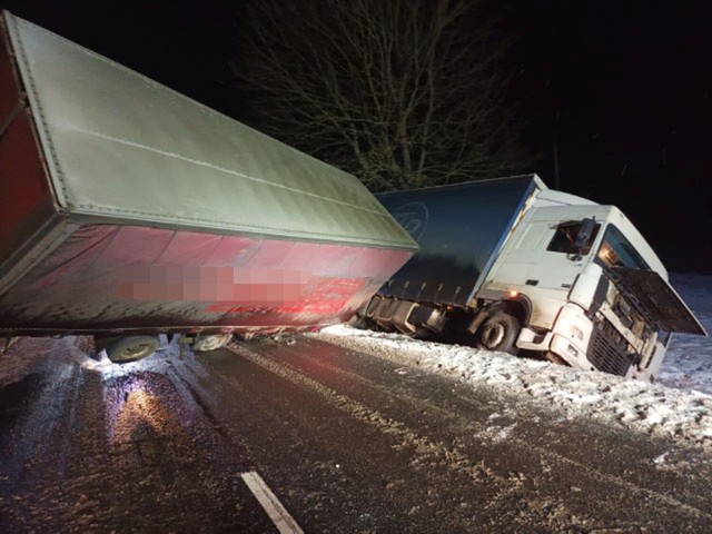 Zdjęcia z wypadku w Lubiewicach. Naczepa ciężarówki zatarasowała drogę