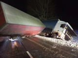 Wypadek w Lubiewicach. Naczepa zablokowała drogę [zdjęcia]