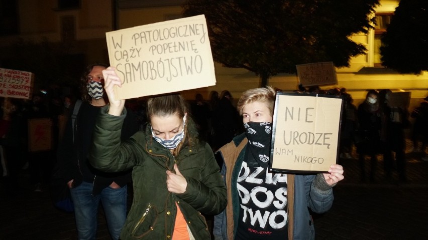 Kilka tysięcy osób przyszło w sobotę wieczorem na Ostrów Tumski we Wrocławiu