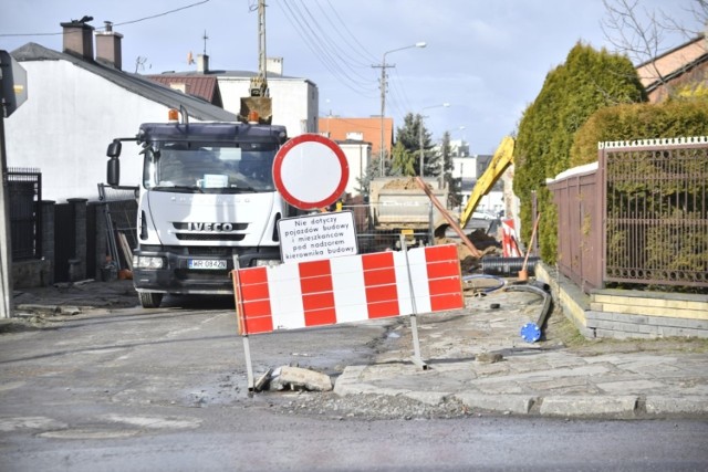 Ulica Błotnia w Radomiu jest zamknięta dla ruchu, trwa tu wymiana kanalizacji.