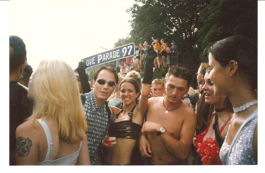 Berlińska "Loveparade", przyciągająca setki tysięcy fanów,...