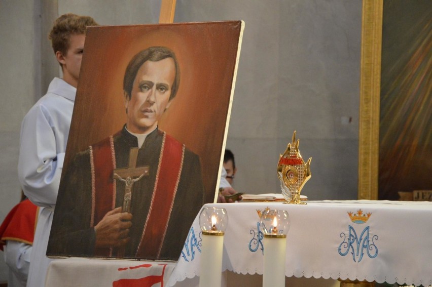 Relikwie bł. ks. Jerzego Popiełuszki złożono w kościele pijarskim w Łowiczu [ZDJĘCIA]