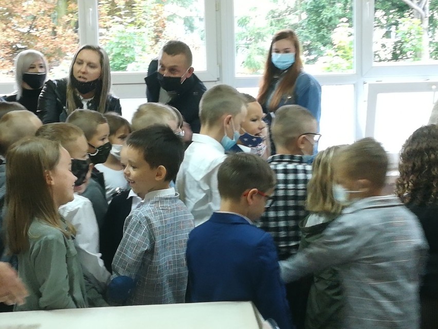 Tak rozpoczął się rok w Szkole Podstawowej numer 3 imienia Broniewskiego w Jędrzejowie. Dyrektor: - Nie boimy się [WIDEO, ZDJECIA]
