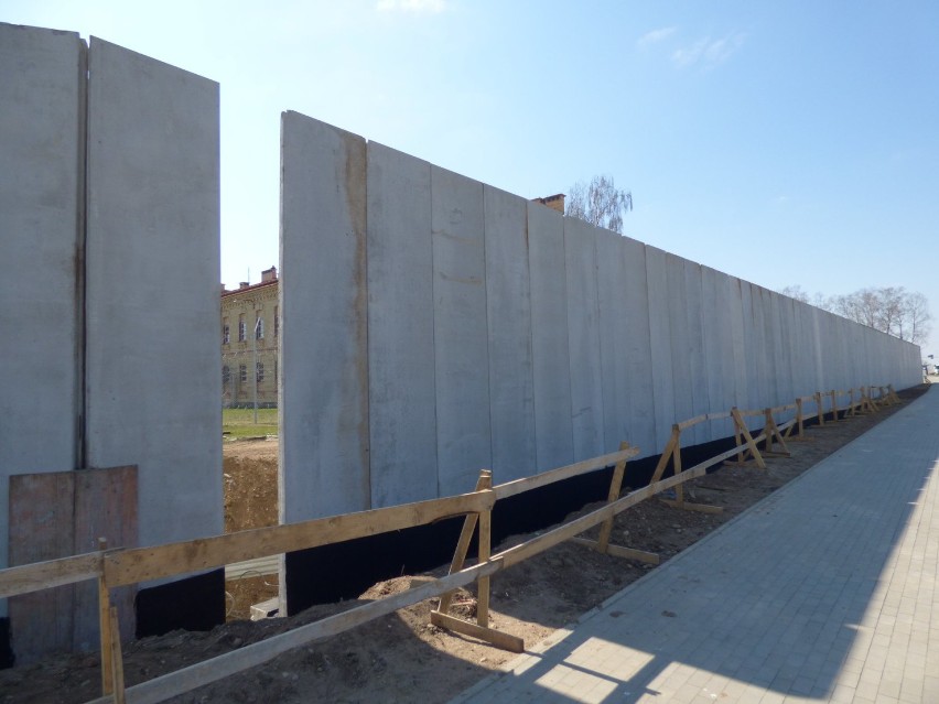 Areszt Śledczy w Suwałkach. Prace przy budowie muru idą pełną parą [ZDJĘCIA]